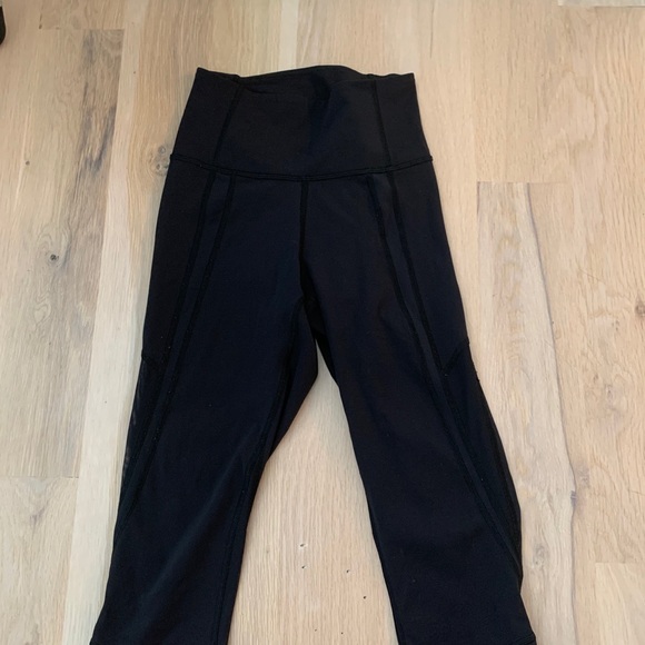 Lululemon 19” black crops with mesh detailing - Picture 6 of 8